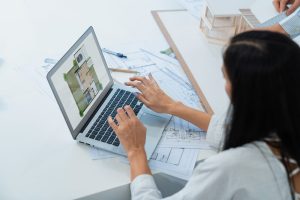 Architektin bearbeitet einen digitalen Grundriss am Laptop – Archicad Preise im Überblick