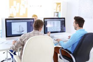 archicad-studentenlizenz-cad-arbeitsplatz Studierende arbeiten an Grundrissen und einem 3D-Modell am Bildschirm – Archicad Studentenversion