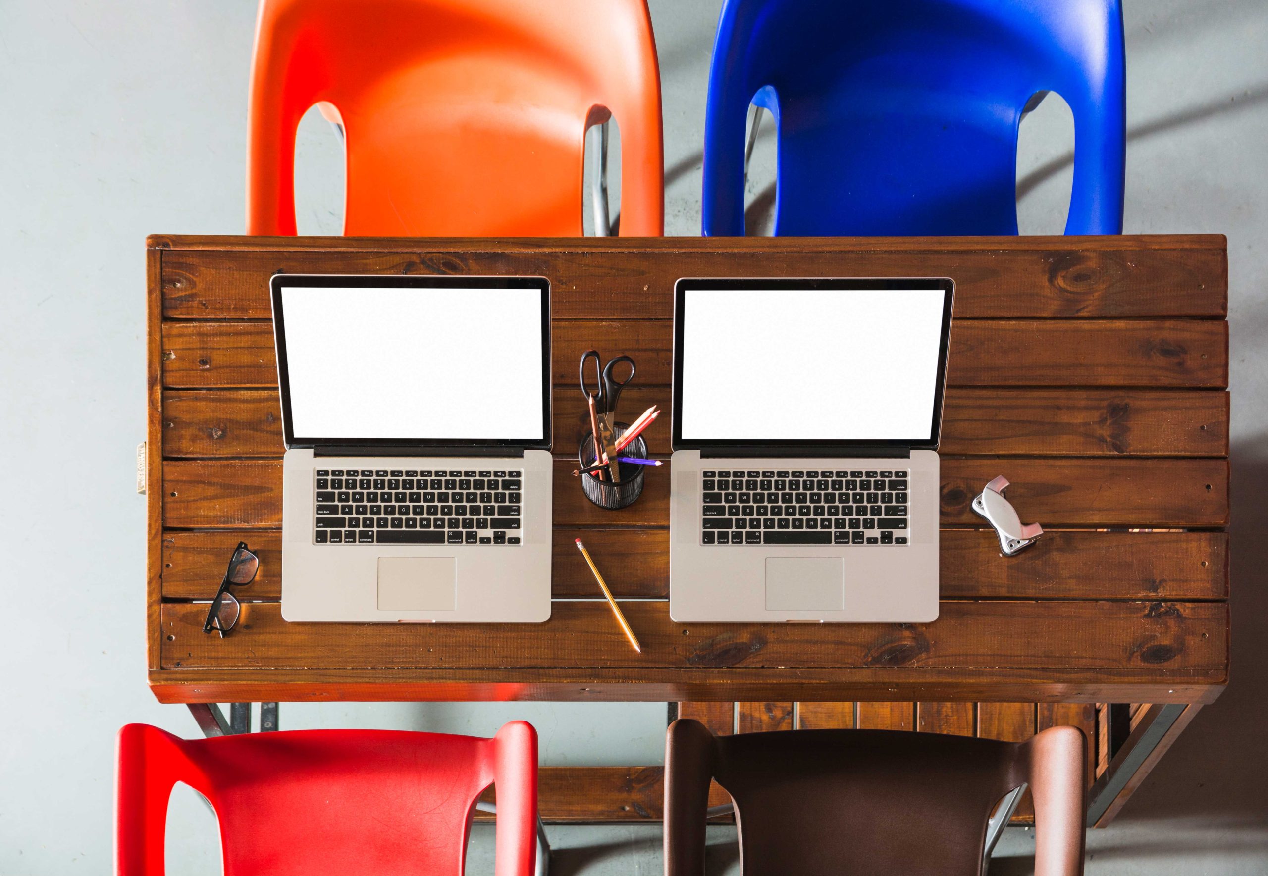 mac-vs-pc-laptop-vergleich Zwei Laptop-Arbeitsplätze am Holztisch von oben – passende Archicad Hardware fürs Team